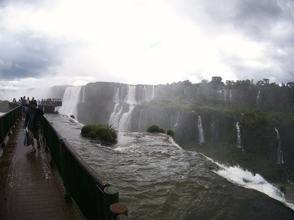 Passarela-para-as-Cataratas-do-Iguaçu-lado-direito-